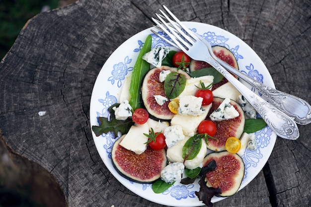 Insalata con fichi, gorgonzola e caprino