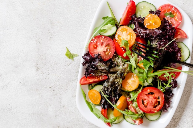 Insalata con foglie di insalata fresca rucola pomodoro ciliegino cucomber