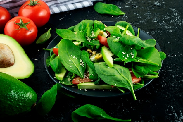 Insalata con foglie di spinaci e avocado. Una corretta alimentazione, una sana domanda di vita.