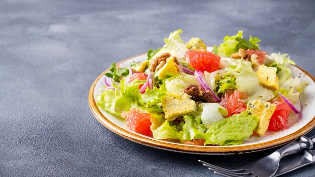 Insalata con formaggio a stampo di pompelmo e noci Spazio concettuale a basso contenuto calorico per il testo