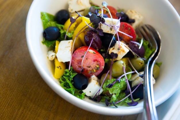 insalata con formaggio e verdure fresche su un piatto bianco