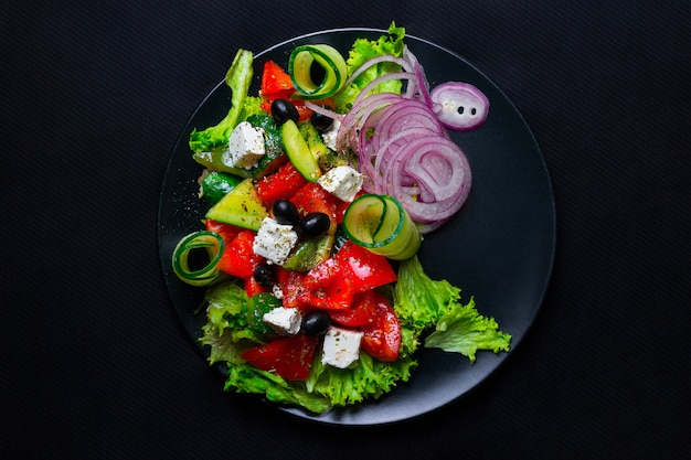 Insalata con formaggio feta, cipolla e pomodori