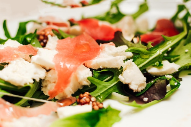 Insalata con formaggio feta con rucola e salsiccia fritta