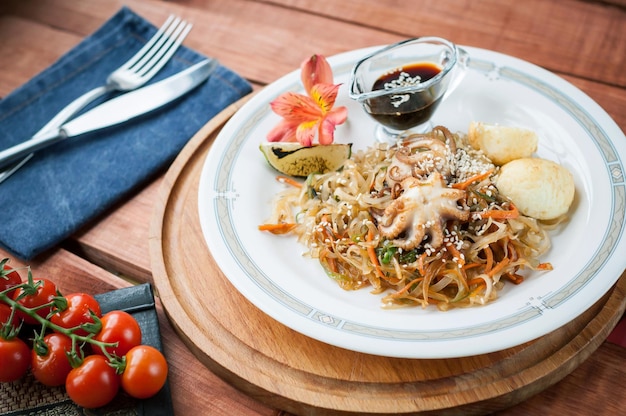 Insalata con frutti di mare e salsa Cucina tailandese