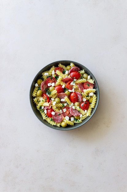 Insalata con fusilli salsiccia olive e ricotta Cibo italiano