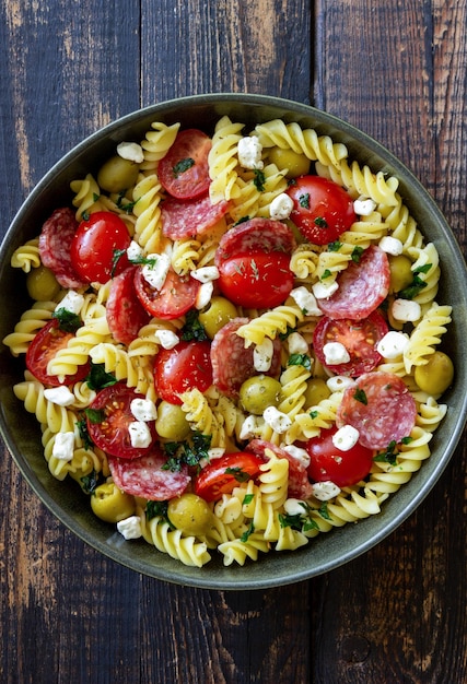 Insalata con fusilli salsiccia olive e ricotta Cibo italiano