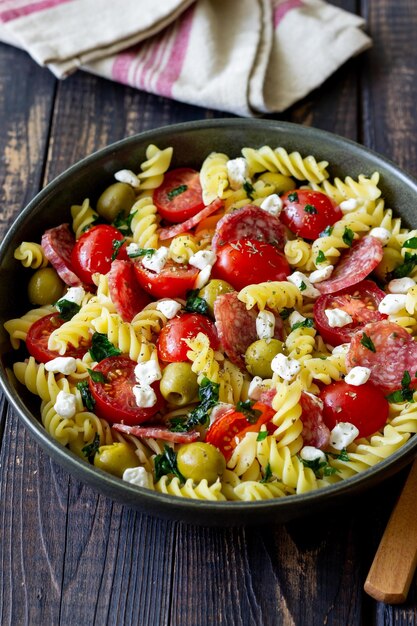 Insalata con fusilli salsiccia olive e ricotta Cibo italiano