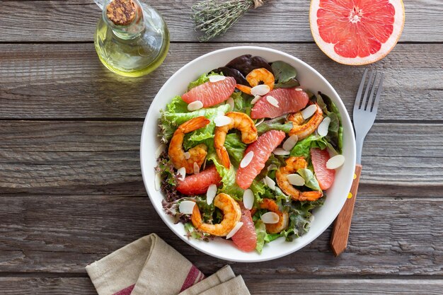 Insalata con gamberetti di pompelmo e mandorle Dieta sana