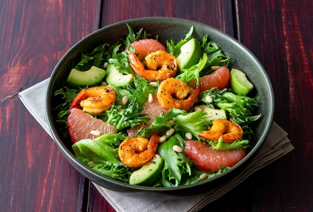 Insalata con gamberetti, pompelmo, avocado e noci Dieta alimentare sana