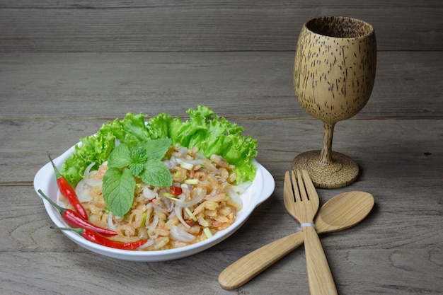 insalata con gamberetti secchi sul tavolo