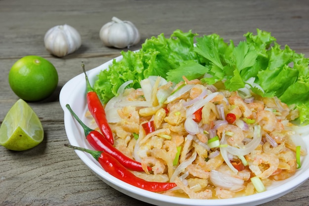 insalata con gamberetti secchi sul tavolo