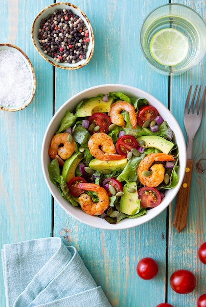 Insalata con gamberi avocado pomodori cipolle e semi Alimentazione sana Dieta