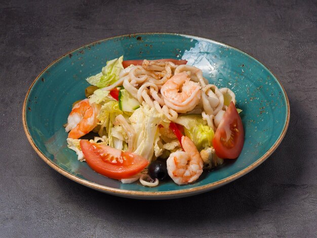 Insalata con gamberi, calamari, pomodoro e cetriolo