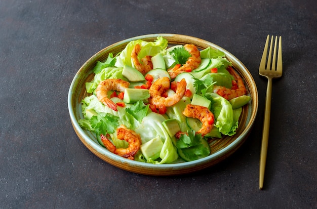 Insalata con gamberi, cetrioli e avocado. Mangiare sano. Cibo vegetariano.