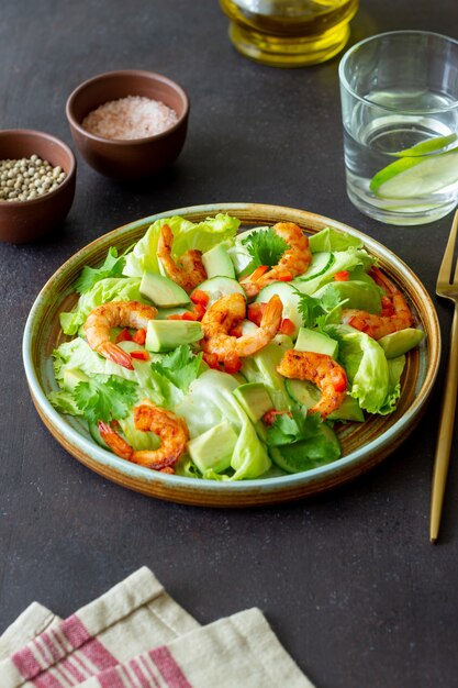 Insalata con gamberi, cetrioli e avocado. Mangiare sano. Cibo vegetariano.