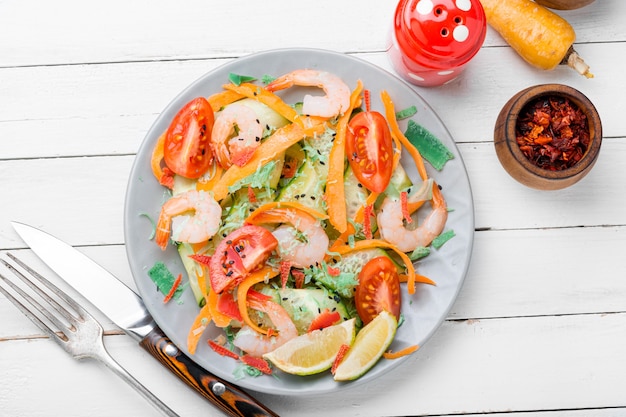 Insalata con gamberi e verdure