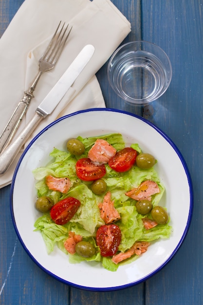 Insalata con il pesce sul piatto bianco