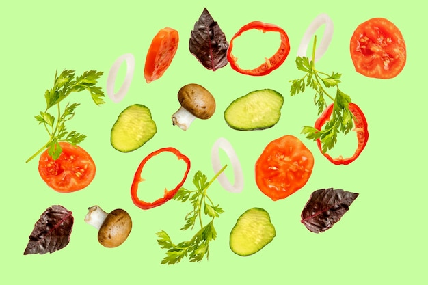 insalata con ingredienti galleggianti volanti verdure vitaminiche frescheMenu vegetariano vegano di cibo sano