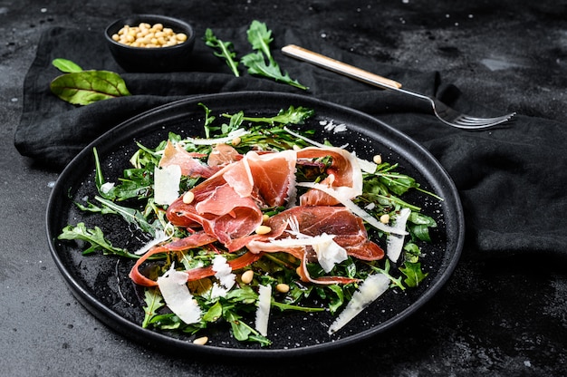 Insalata con jamon serrano, prosciutto, rucola e parmigiano.