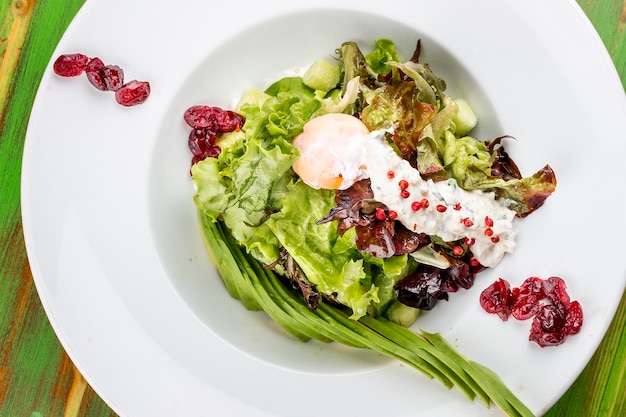 Insalata con kino avocado e uovo in camicia