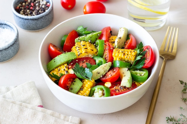 Insalata con mais avocado pomodori peperoni e prezzemolo Alimentazione sana Cibo vegetariano