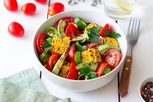 Insalata con mais avocado pomodori peperoni e prezzemolo Alimentazione sana Cibo vegetariano