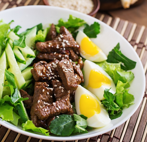 Insalata con manzo piccante, cetriolo e uova in stile asiatico.