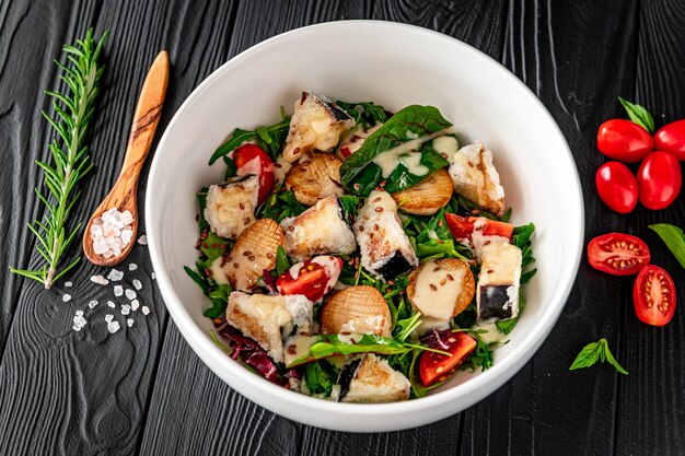 Insalata con melanzane in pasta e funghi eringi fritti concetto di cibo sano e gustoso