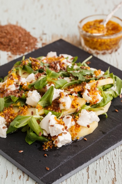 Insalata con mele, formaggio ed erbe