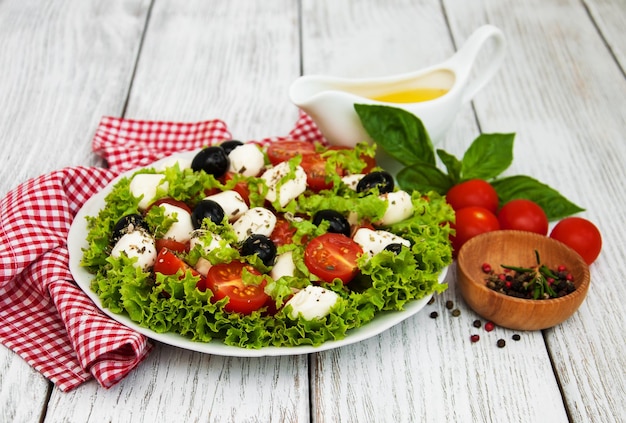 insalata con mozzarella, formaggio e verdure