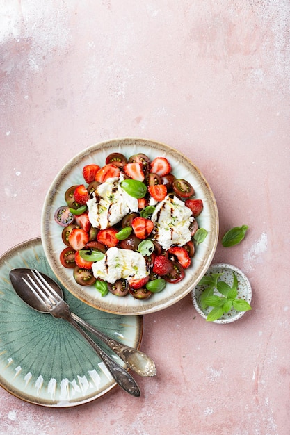 Insalata con mozzarella, fragole e pomodorini