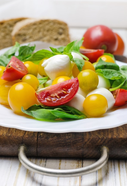 Insalata con mozzarella fresca, pomodori e basilico.