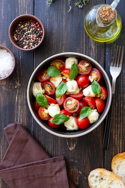 Insalata con mozzarella, pomodori, noci e basilico Alimentazione sana Cibo vegetariano Dieta