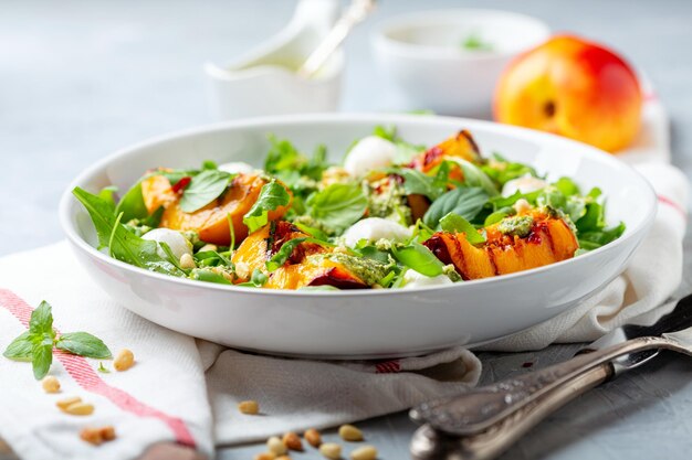 Insalata con nettarine e pesto di menta piperita