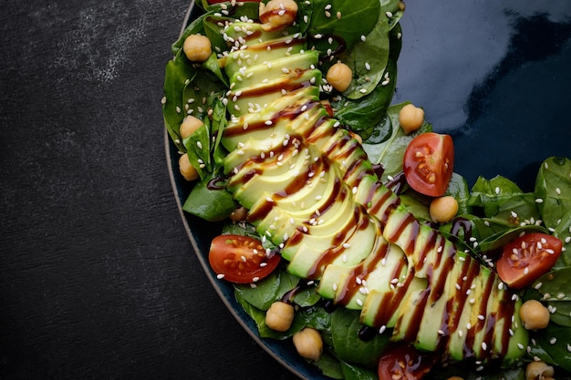 Insalata con noci di avocado, pomodori e salsa