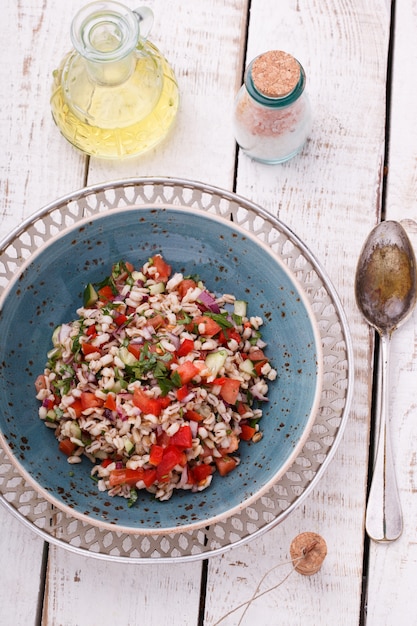 Insalata con orzo perlato e verdure