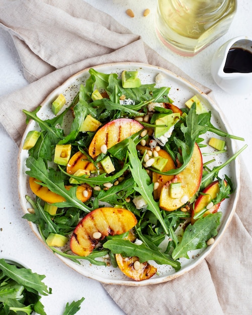 insalata con pesche grigliate rucola e gorgonzola