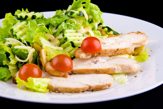 Insalata con petto di pollo al forno per una dieta sana