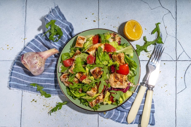 Insalata con petto di pollo alla griglia