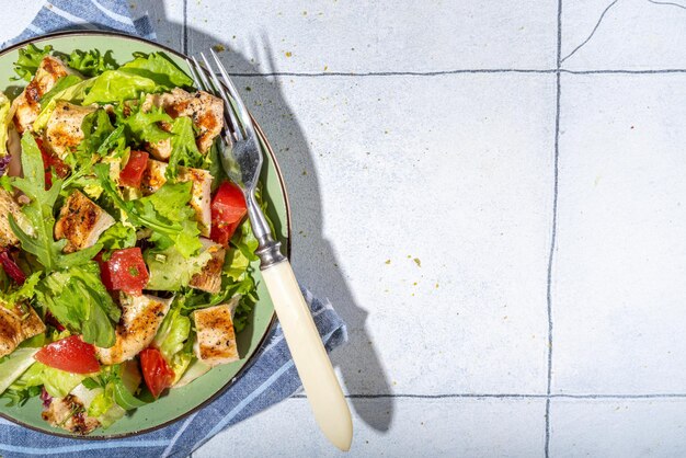 Insalata con petto di pollo alla griglia