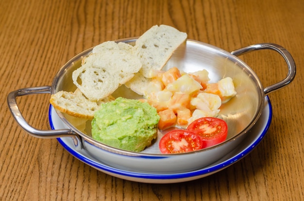 insalata con pezzi di carne, verdure e pane