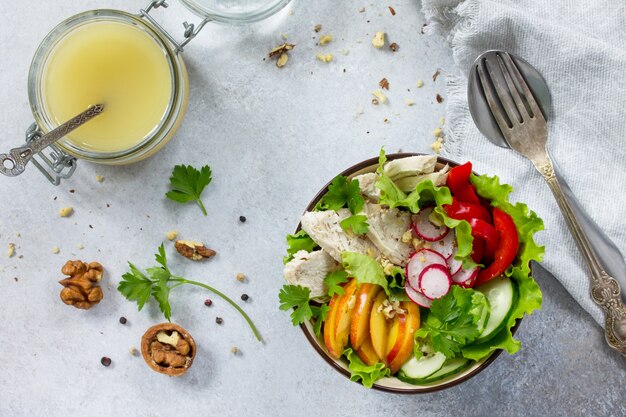 Insalata con pollo e verdure fresche