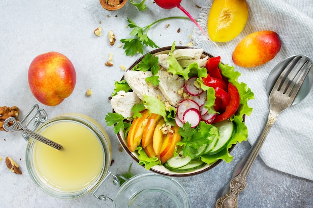 Insalata con pollo e verdure fresche