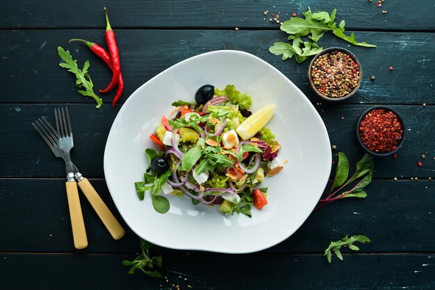 Insalata con pomodori cipolle olive formaggio feta Cibo Vista dall'alto Spazio libero per il testo