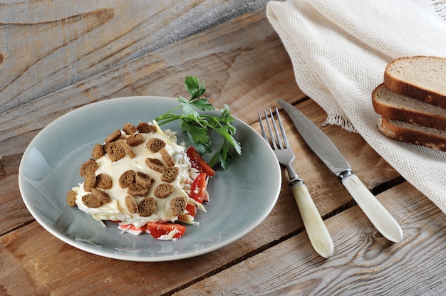 Insalata con pomodori e bastoncini di granchio e uova