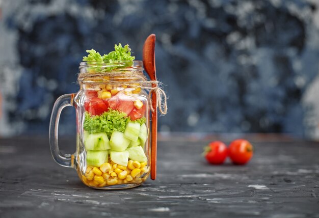 Insalata con pomodori e cetrioli e mais.