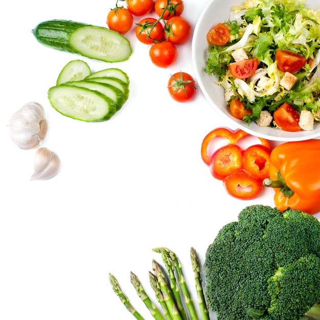 Insalata con pomodori e foglie verdi isolato su bianco