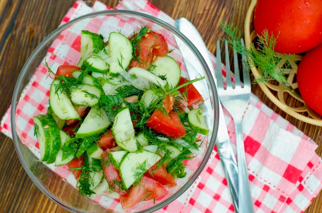 Insalata con pomodori freschi e cetrioli