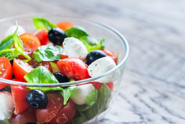 Insalata con pomodori, olive, mozzarella e basilico