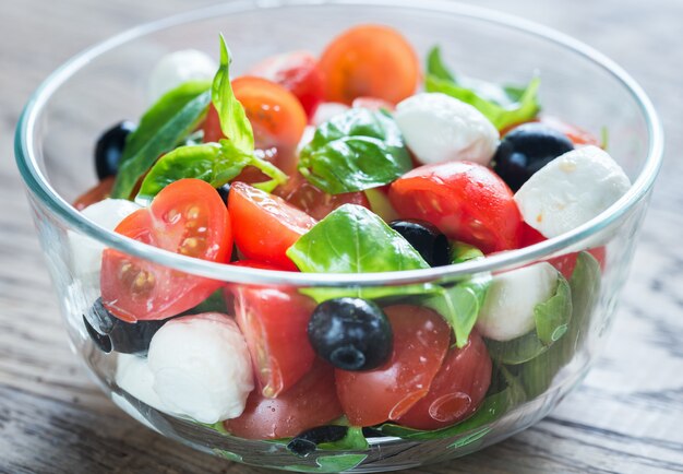 Insalata con pomodori, olive, mozzarella e basilico